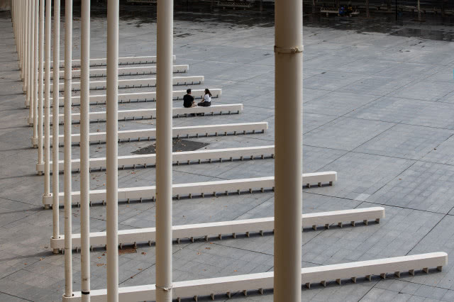 Projekt minimalistycznych ławek w hiszpańskim Logroño. Autorem projektu jest Paweł Grobelny.