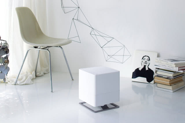 biały nawilżacz powietrza, książki, krzesło, obraz, firany