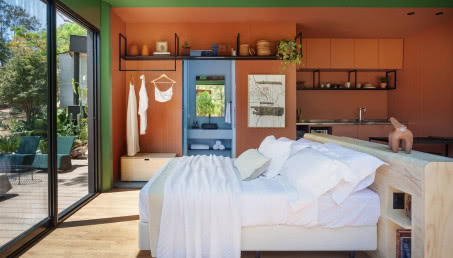 Mała sypialnia: jak ją urządzić, żeby była wygodna? Pomysły i inspiracje na małe sypialnie