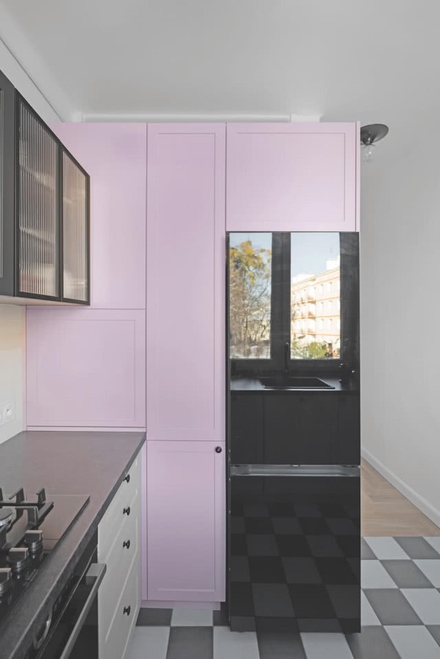 różowa zabudowa kuchenna