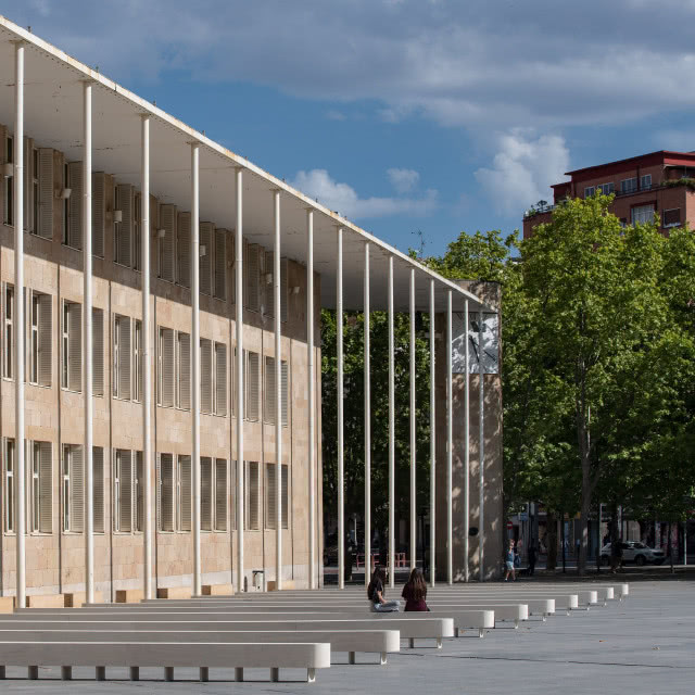 Projekt minimalistycznych ławek w hiszpańskim Logroño. Autorem projektu jest Paweł Grobelny.