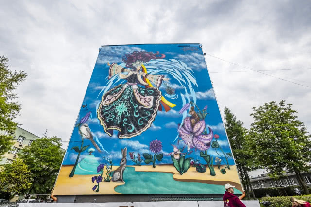 mural niebieski z kobietą w Krakowie