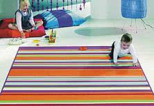 Barwny dywanik w pokoju dziecka 
