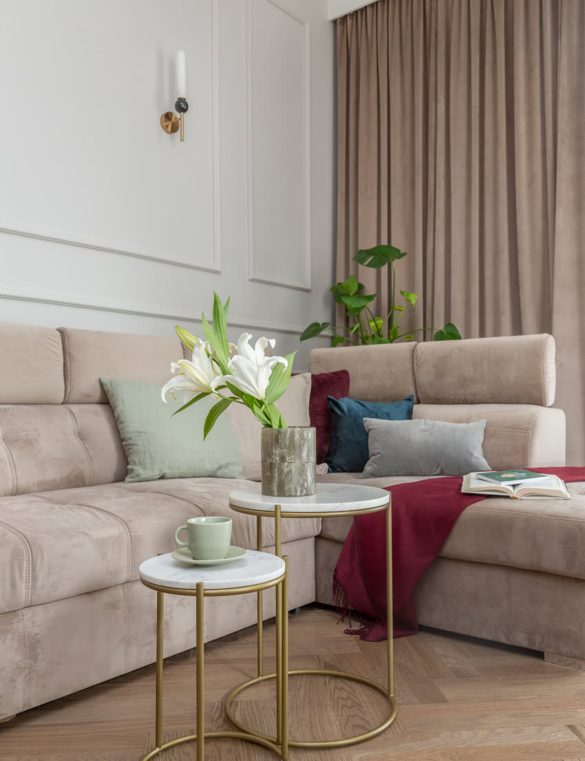 Sztukaterie dodały  temu wnętrzu  porządku oraz...