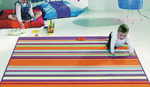 Barwny dywanik w pokoju dziecka