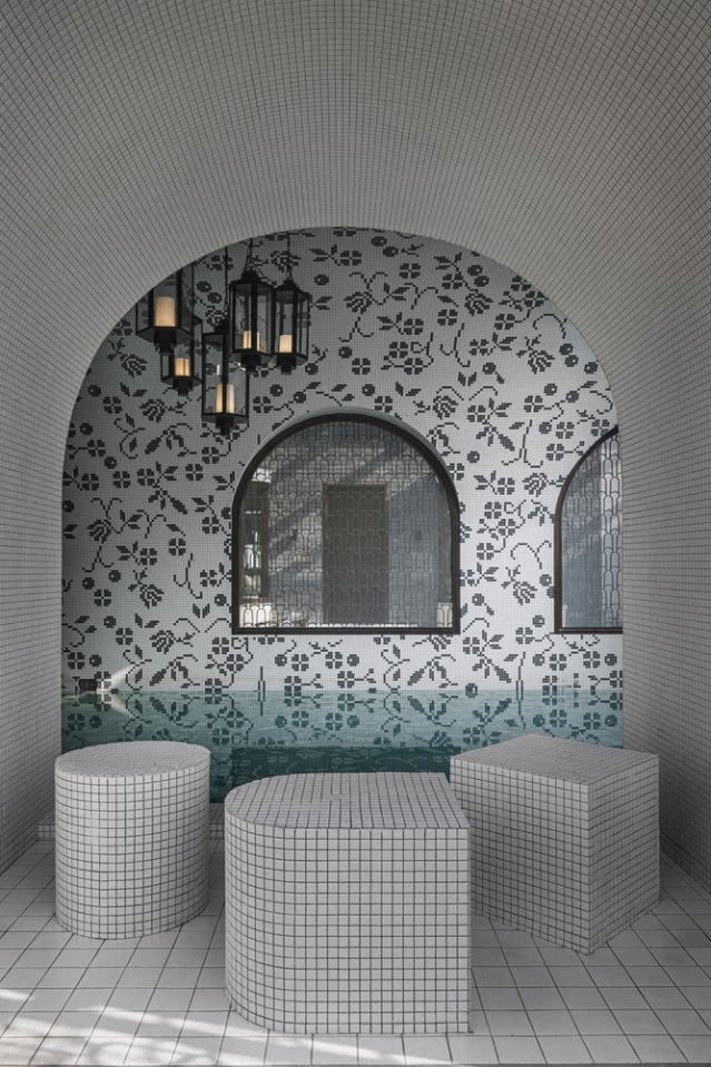 kamienne siedziska przy basenie