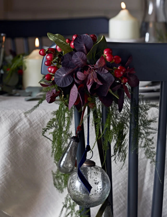 stroik na oparciu krzesła