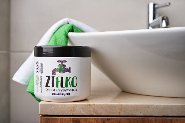 Pasta czyszcząca, łazienka, biała umywalka nablatowa