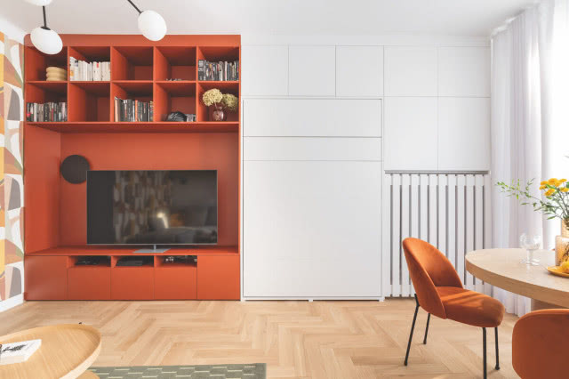 zabudowa meblowa w salonie biała i czerwona