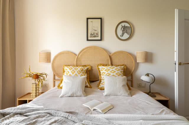 rattanowy zagłówek do łóżka w sypialni