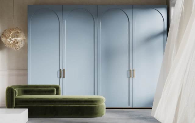 Mosiężne uchwyty Arena L - od 390 zł, niebieskie fronty, szafa, kanapa, firany