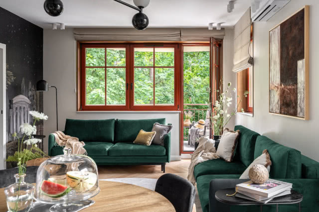 salon drewniane okna