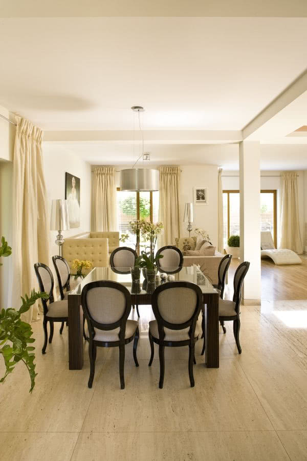 Jadalnia. Obok prostego stołu z grubym hebanowym...