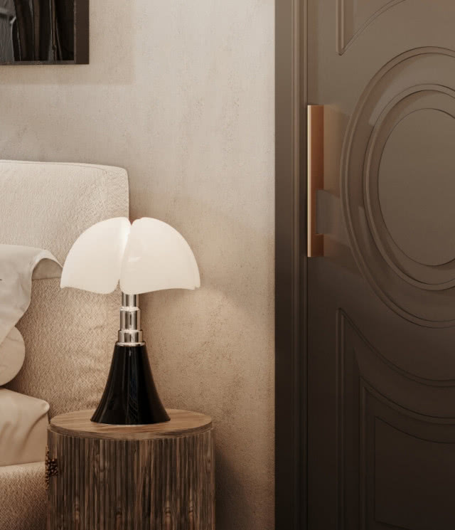 sypialnia, lampka nocna, stolik nocny, drzwi, uchwyt mosiężny