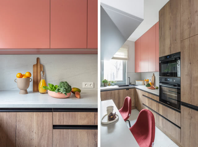 fronty kuchenne w kolorze pudrowego różu, warzywa, owoce, deska do krojenia, krzesła, piekarnik, drewniane fronty kuchenne