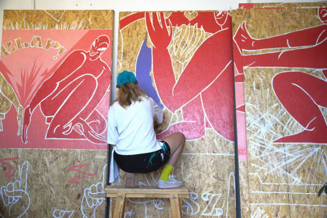 artystka na tle muralu Zofia Hyjek