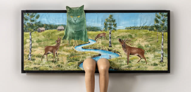 z obrazu niejako wychodzi kot i nogi kobiety