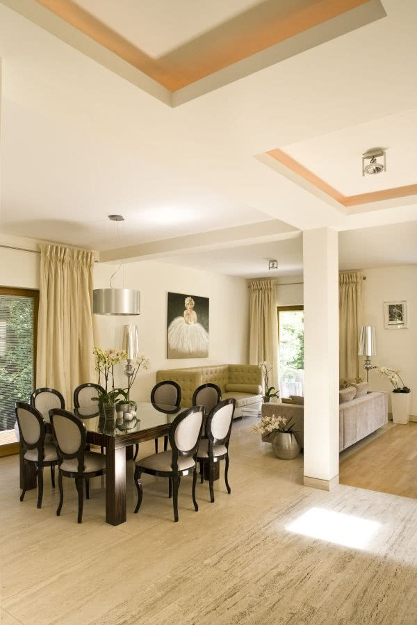 Salon i jadalnia przenikają się w przestronnym...