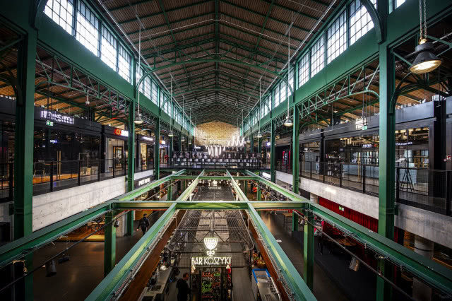 widok z antresoli na konstrukcje dachu