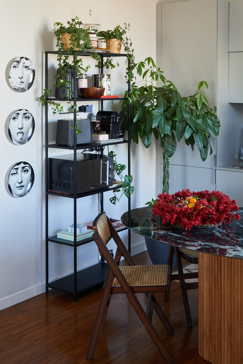 W kuchni prosta, loftowa etażerka
eksponuje...