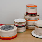 Delikatna stalowa półka jest zarazem wytrzymała...