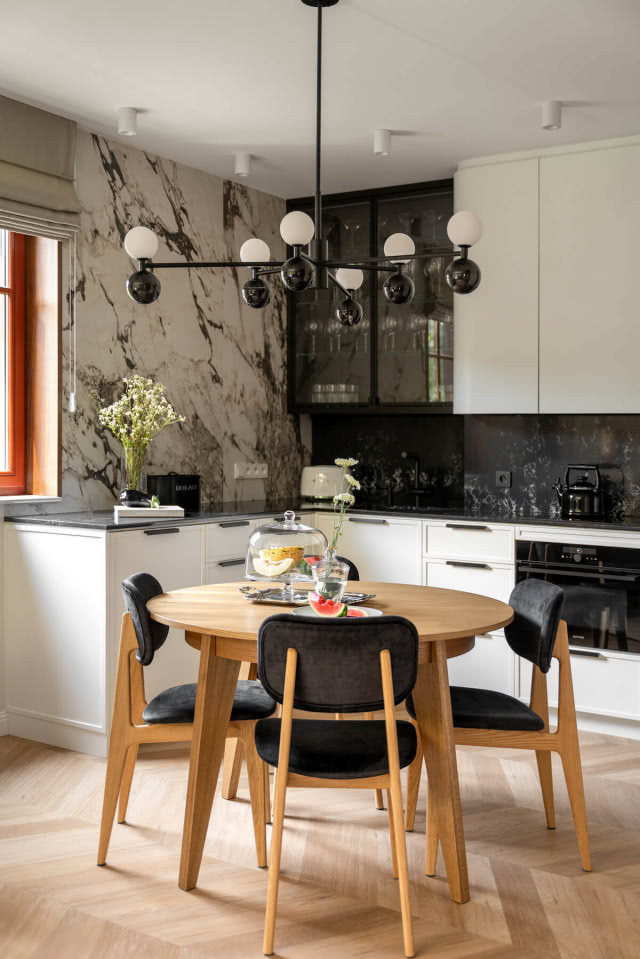 Włoskie spieki na ścianie w kuchni