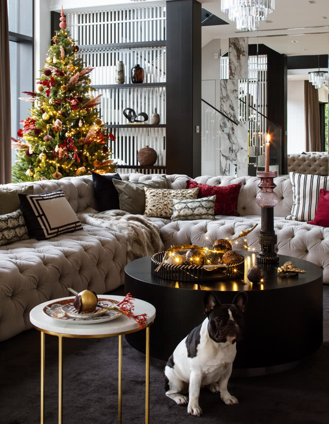 Świąteczna aranżacja salonu w nowoczesnym stylu