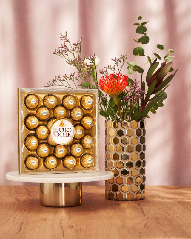 wazon z kwiatami, praliny ferrero rocher, 