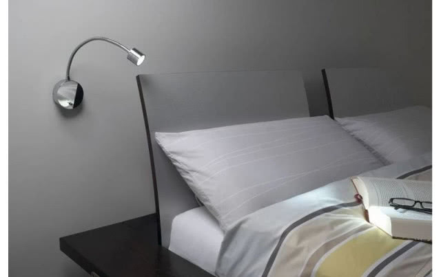 Wygodna lampa do czytania w łóżku