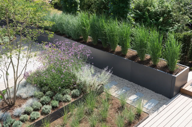 minimalizm w ogrodzie donice z trawami