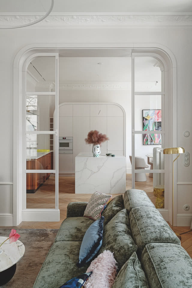 mieszkanie secesyjne drzwi szklane łuki 