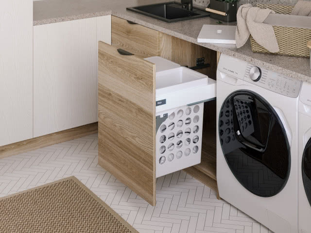 pralka, dwa kosze na pranie, czarna umywalka, kosze wiklinowe, jodełka na podłodze, dywanik