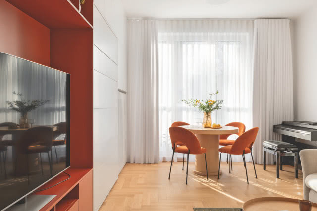 krzesła pomarańczowe w salonie