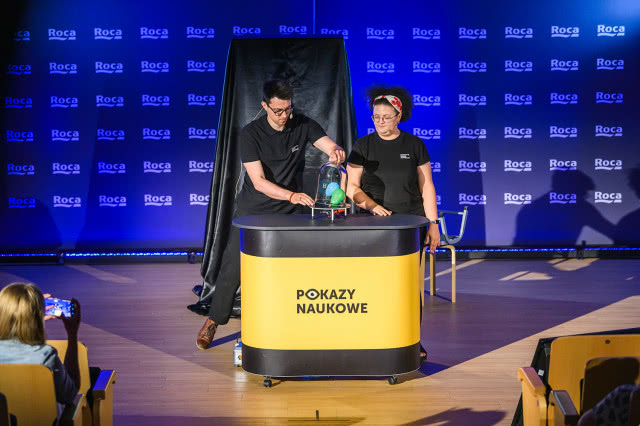 Pokaz naukowy w Centrum Nauki Kopernik prezentujący efekt Venturiego podczas światowej premiery innowacyjnej toalety Roca Avant.