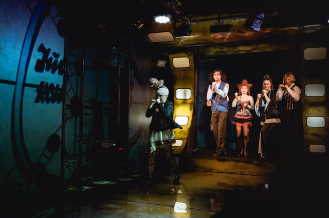 aktorzy stoją z boku sceny