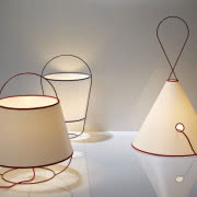 Delikatna stalowa półka jest zarazem wytrzymała...