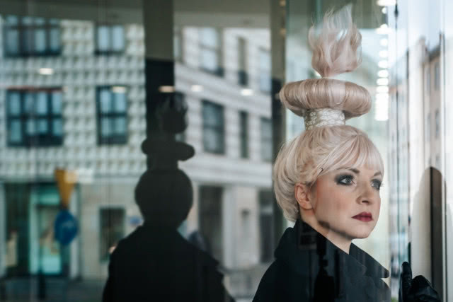 kobieta w fantazyjnej fryzurze