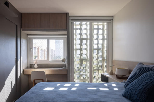 wnęka z biurkiem i dwa okna