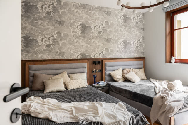 podwójne łóżko w sypialni