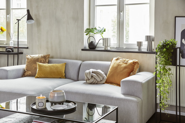 szara sofa z żółtymi poduszkami