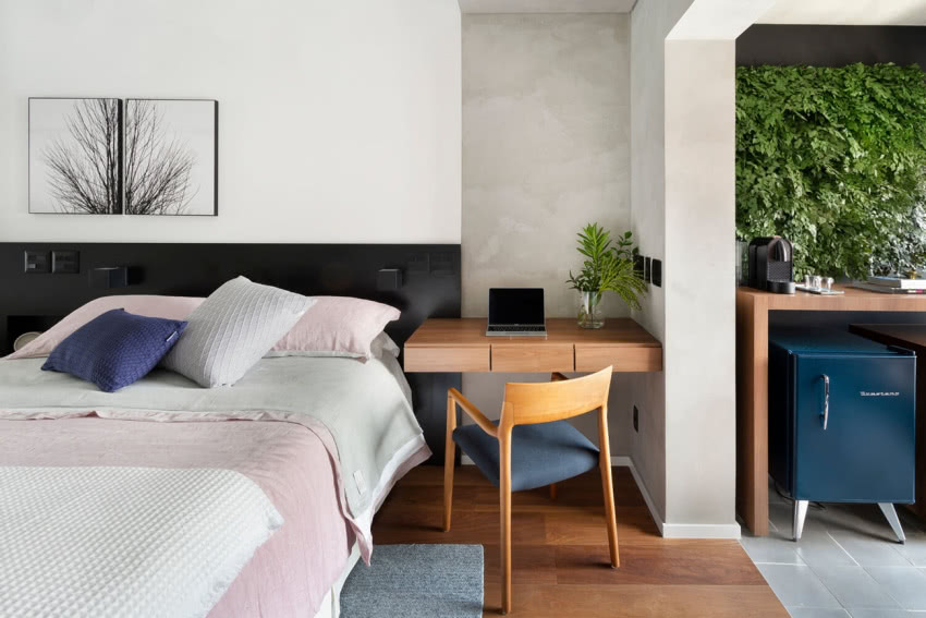 Proste biurko i krzesło - w tym zawiera się...