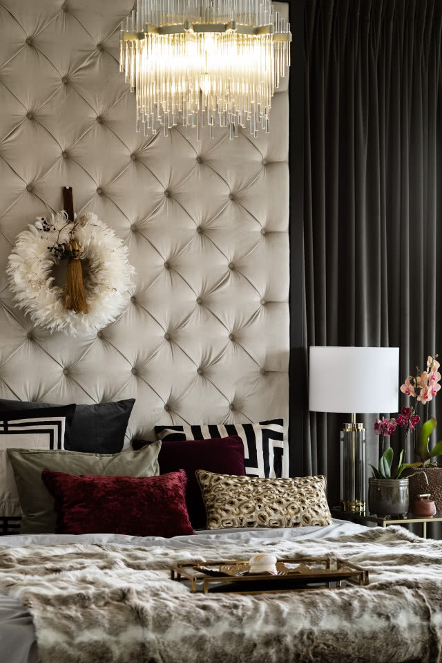 Sypialnia w stylu glamour z tapicerowanym zagłówkiem