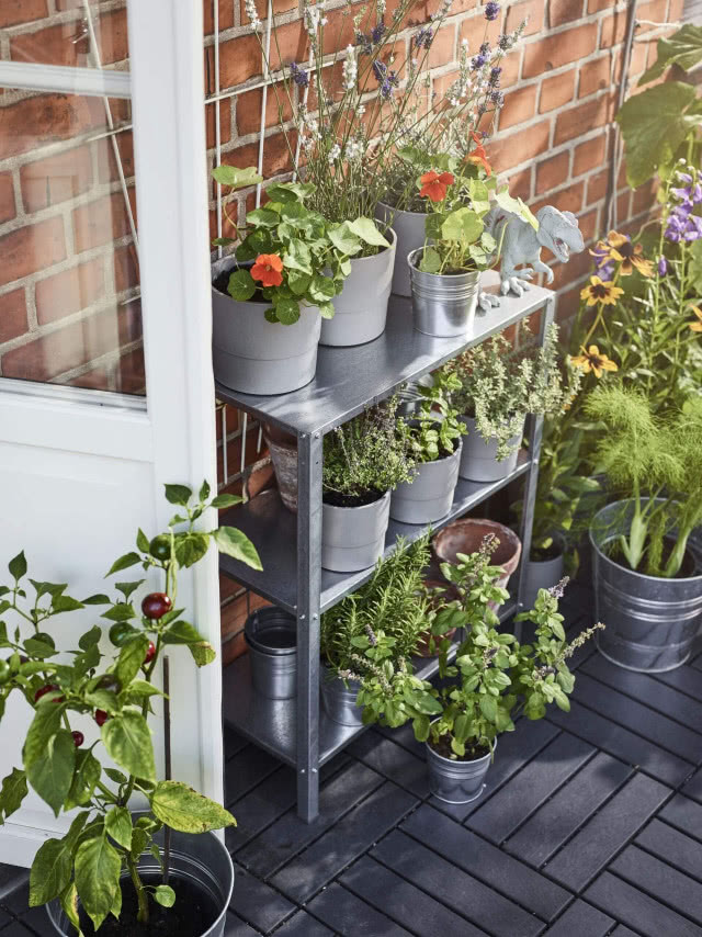 metalowy wąski regał