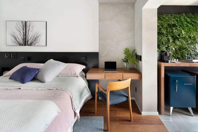 łóżko, a obok biureczko