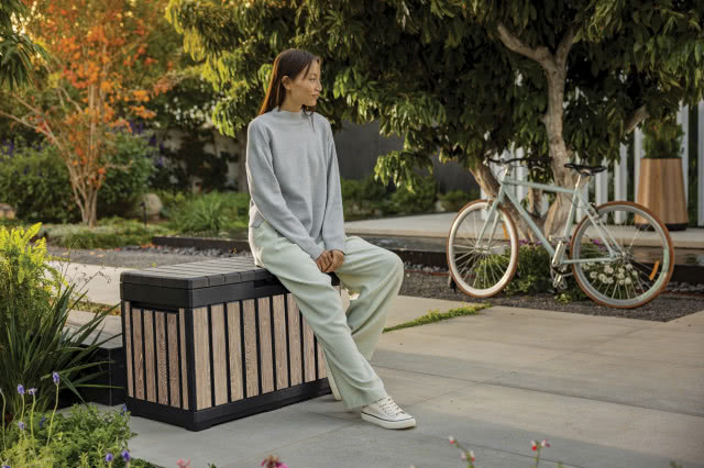 Kobieta siedzi na skrzyni