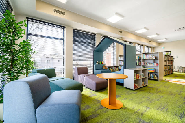 fotele w bibliotece