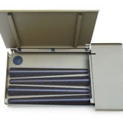 Delikatna stalowa półka jest zarazem wytrzymała...