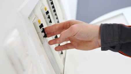 Podłączenie prądu do działki krok po kroku - ile to trwa i ile kosztuje?