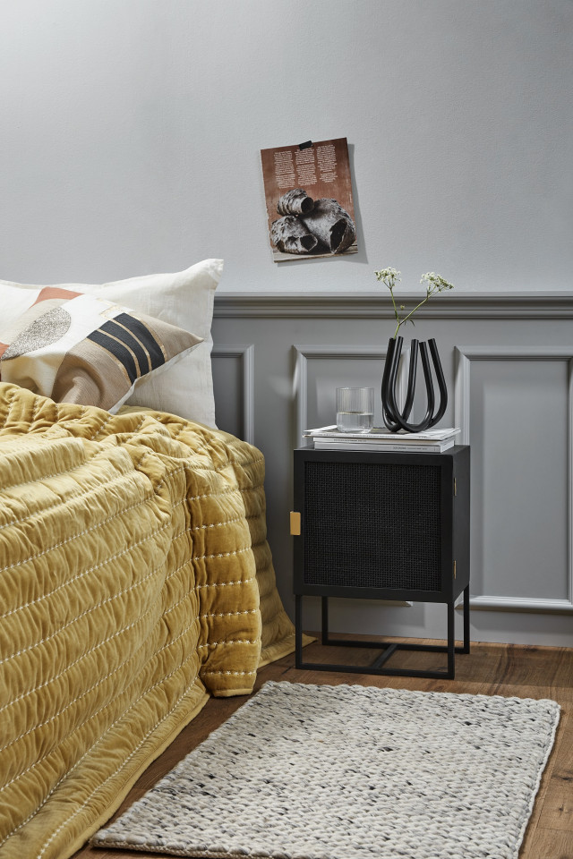 Szara sypialnia z żółtą narzutą na łóżko