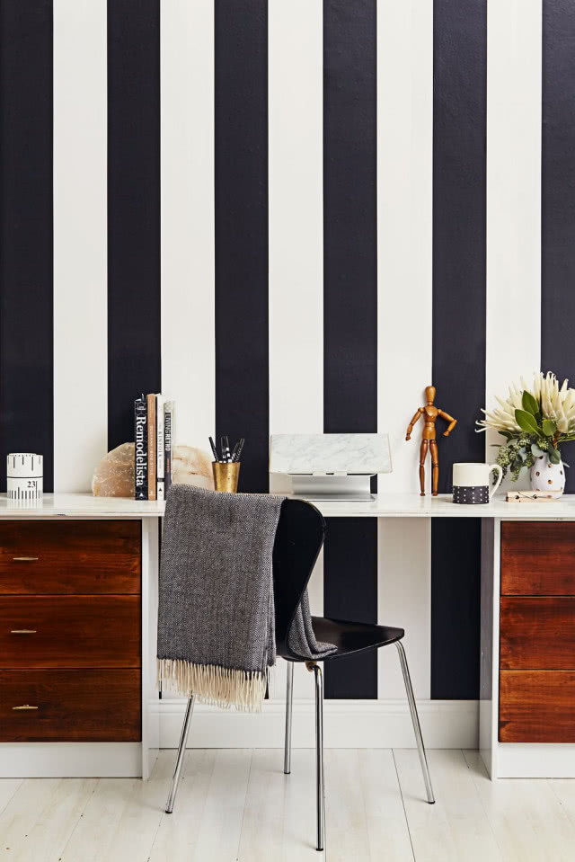 biurko na tle tapety w pasy